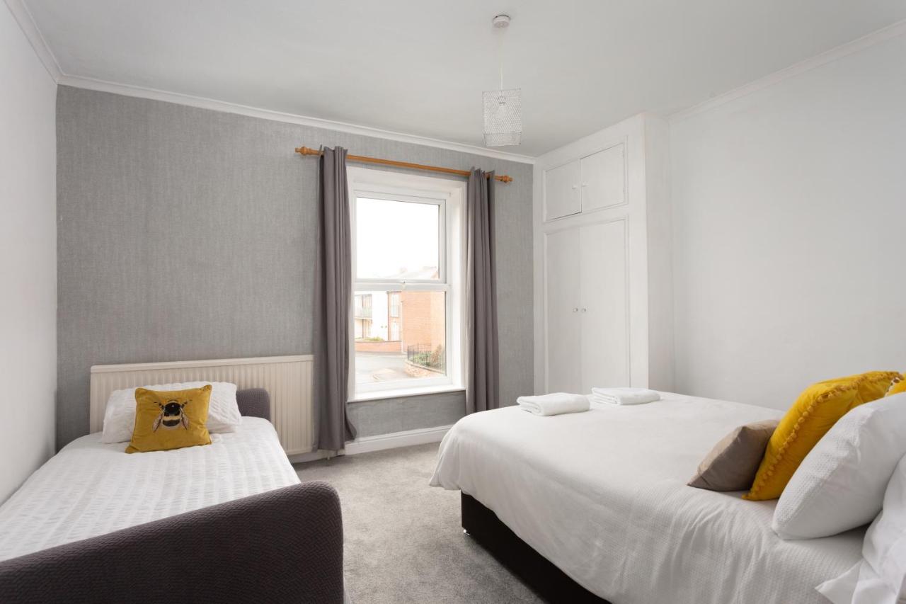 Lovely city town house with free parking sleeps 2 to 6 guests — photo 2