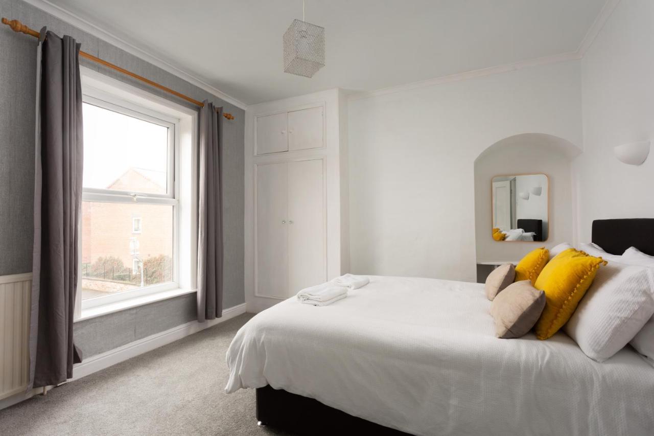 Lovely city town house with free parking sleeps 2 to 6 guests — photo 3
