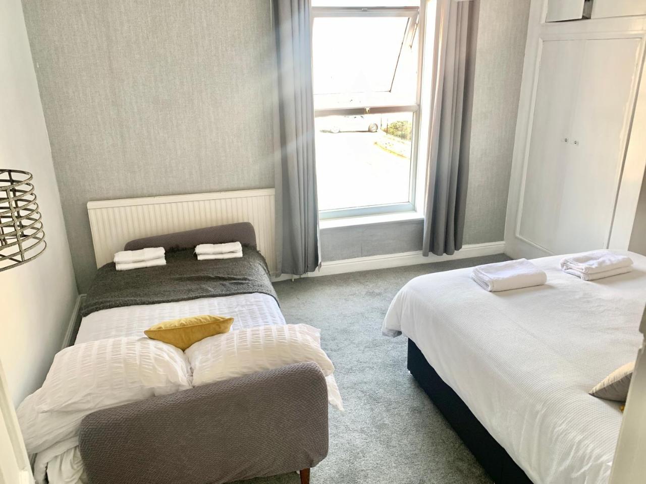 Lovely city town house with free parking sleeps 2 to 6 guests — photo 7