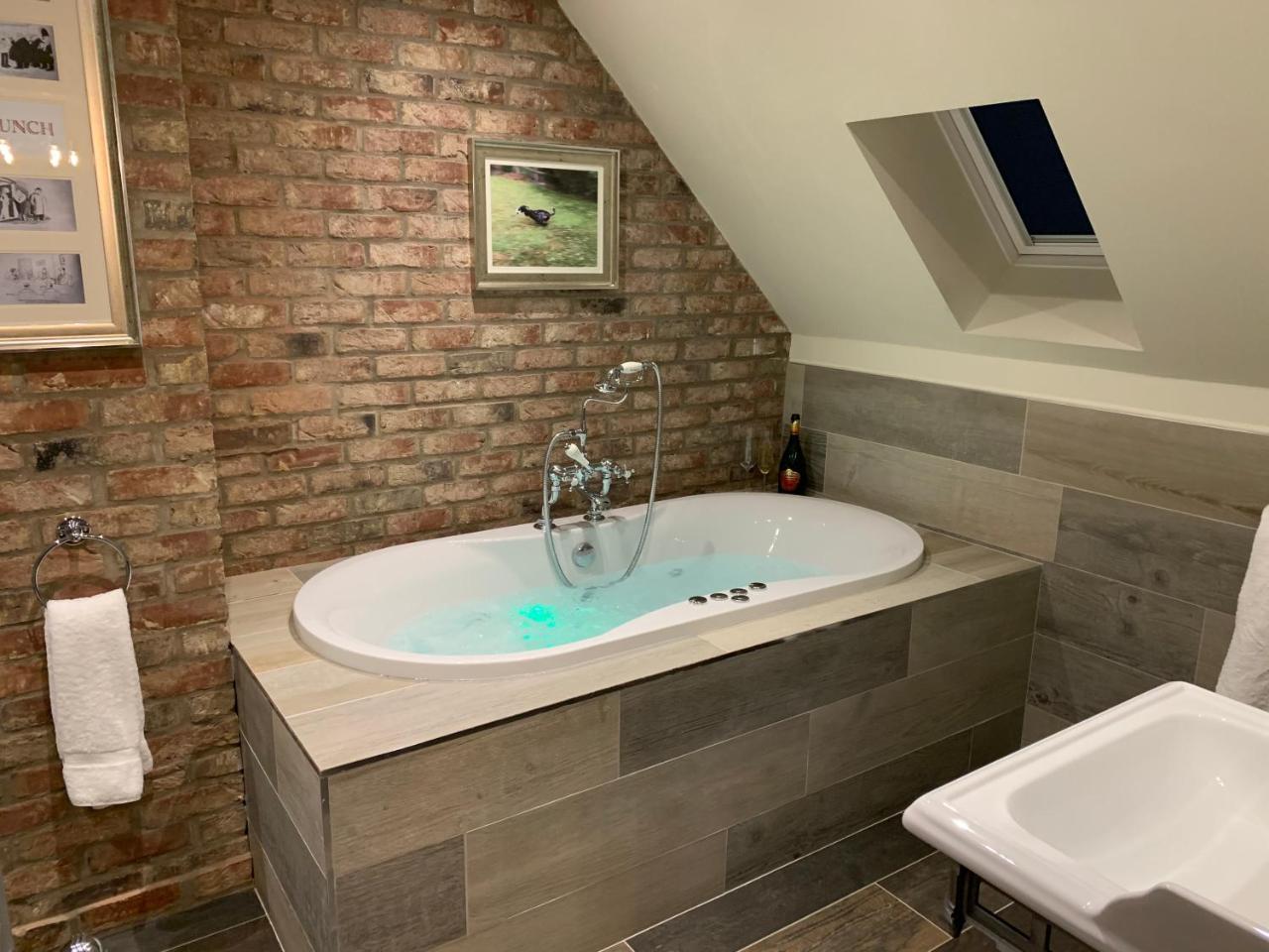 Luxury Boutique Country Cottage with Hot Tub — photo 3