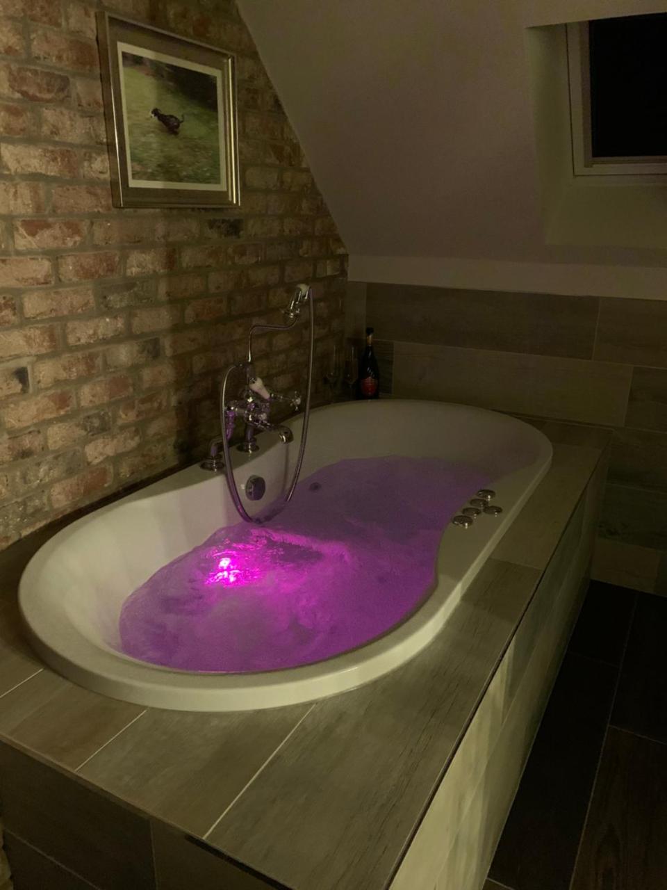 Luxury Boutique Country Cottage with Hot Tub — photo 8