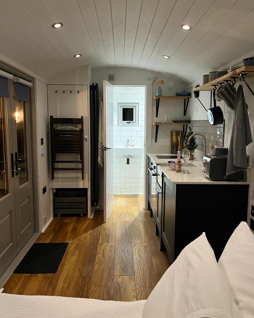 Luxury Shepherds Hut - The Moorhen by the lake — photo 2