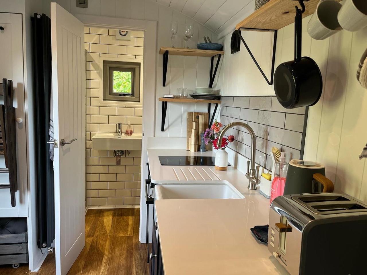 Luxury Shepherds Hut - The Moorhen by the lake — photo 4