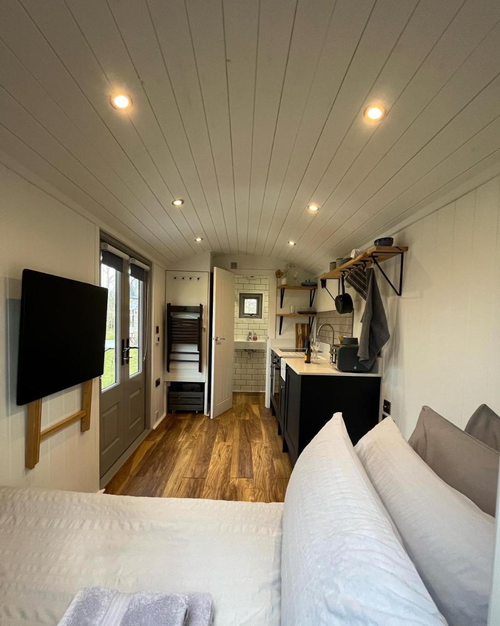 Luxury Shepherds Hut - The Moorhen by the lake — photo 5
