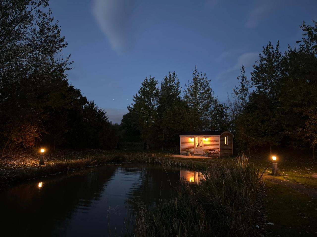Luxury Shepherds Hut - The Moorhen by the lake — photo 6