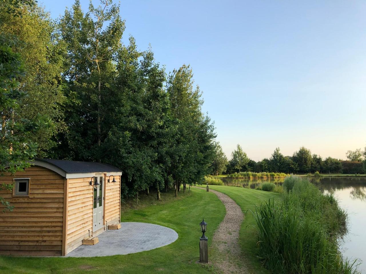 Luxury Shepherds Hut - The Moorhen by the lake — photo 8