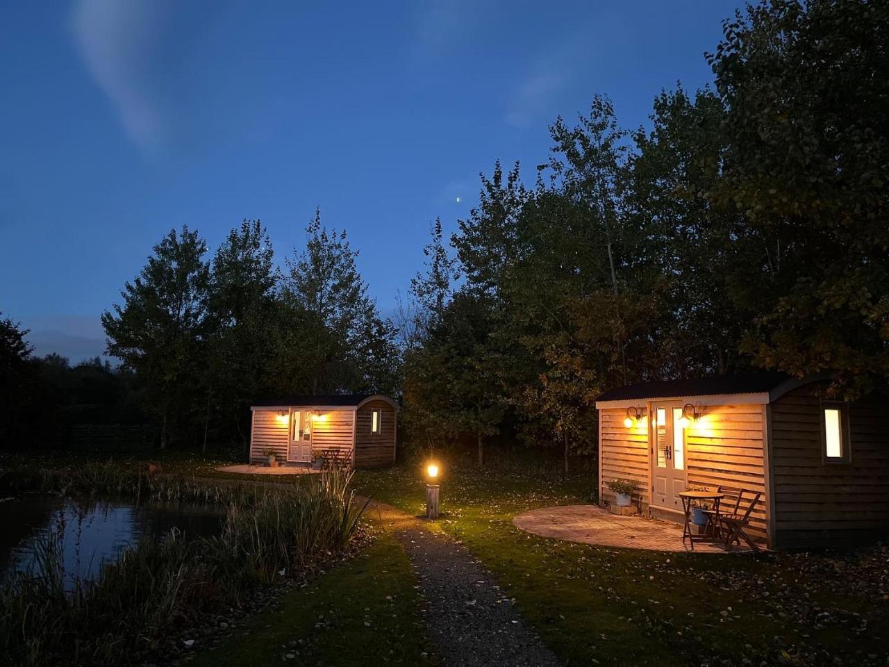 Luxury Shepherds Hut - The Sweet Pea by the lake — photo 3