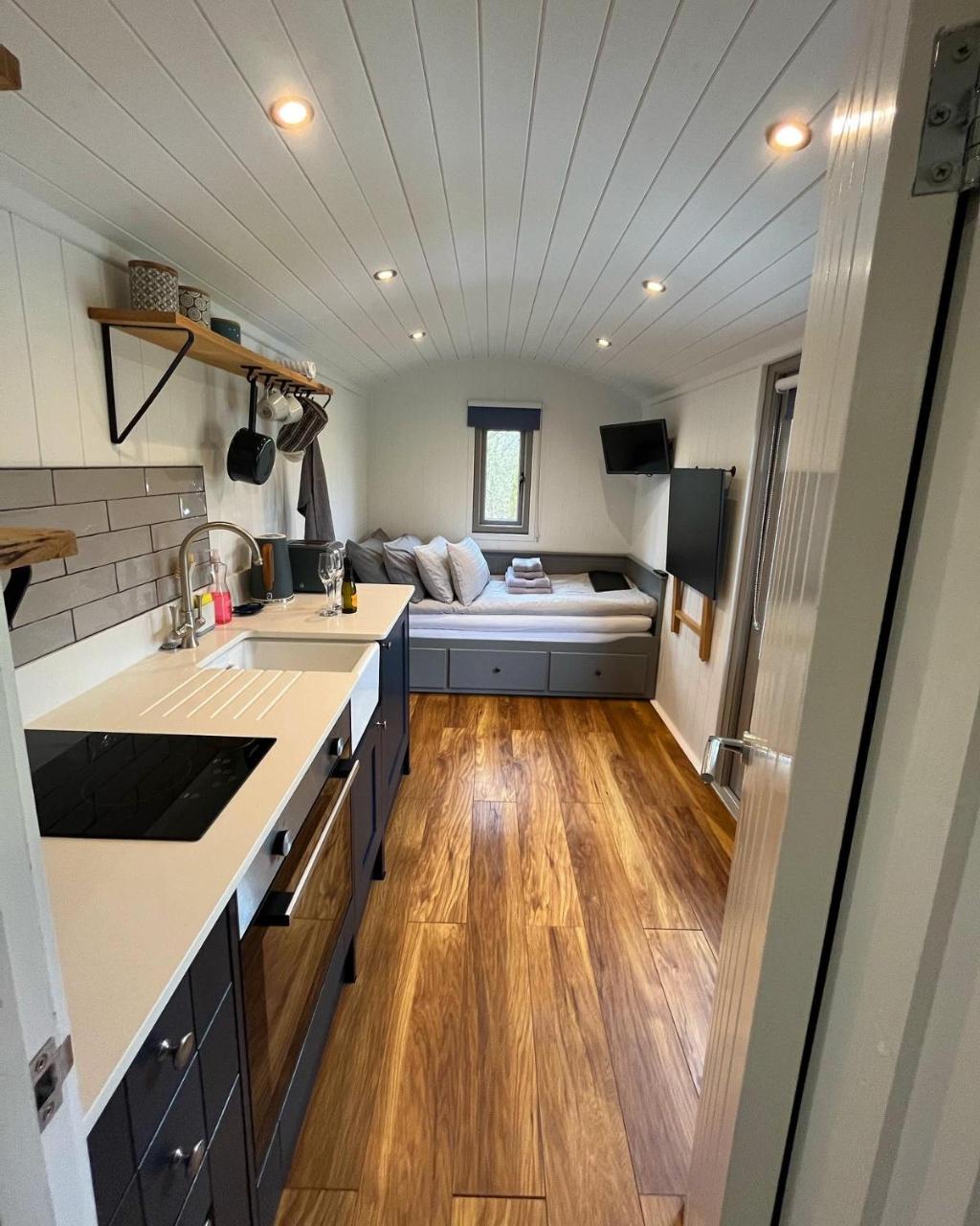 Luxury Shepherds Hut - The Sweet Pea by the lake — photo 5