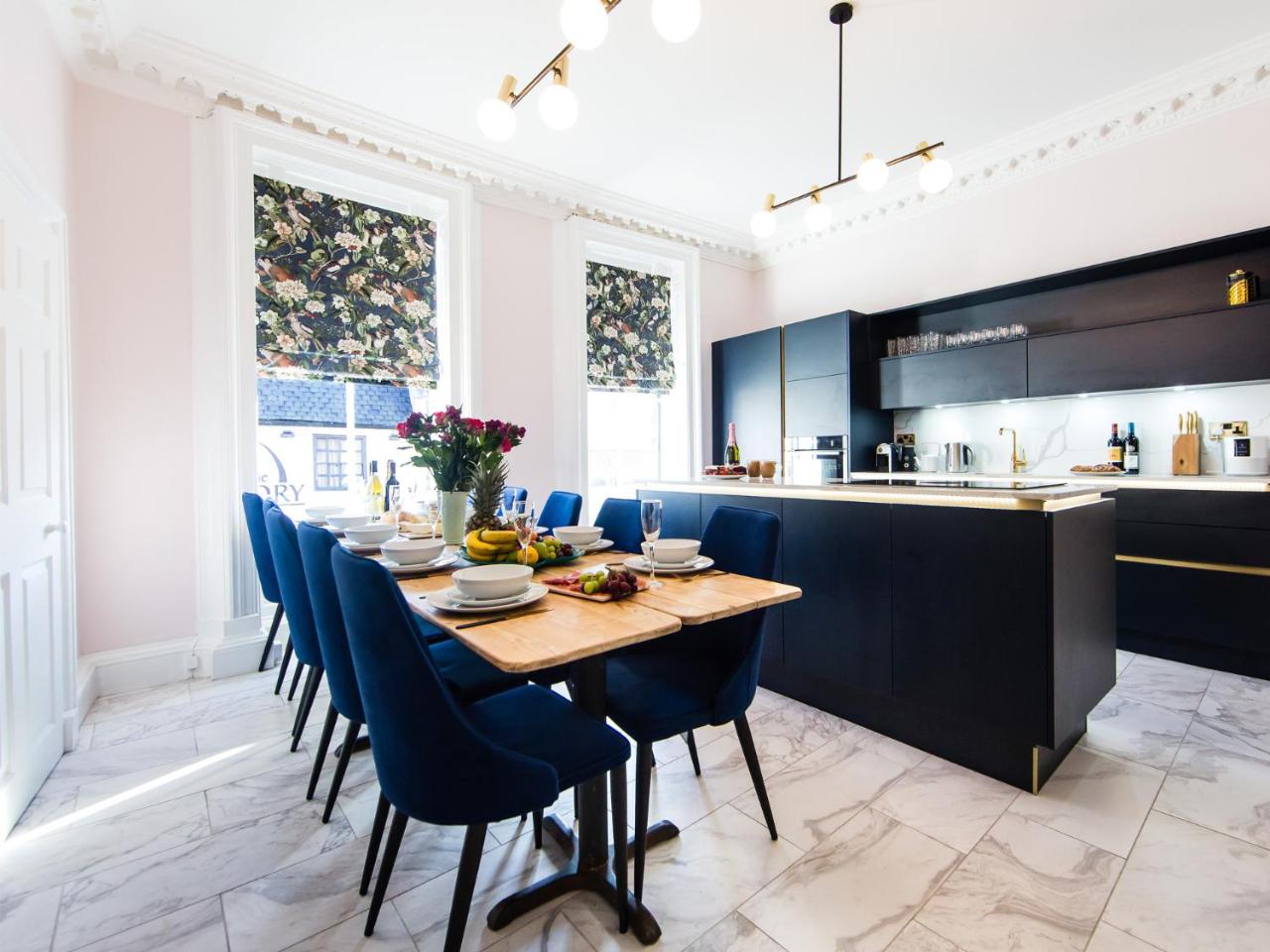 Luxury Travel Emporium YO1 - Exquisite 400 Year Old, City Centre Townhouse — photo 4