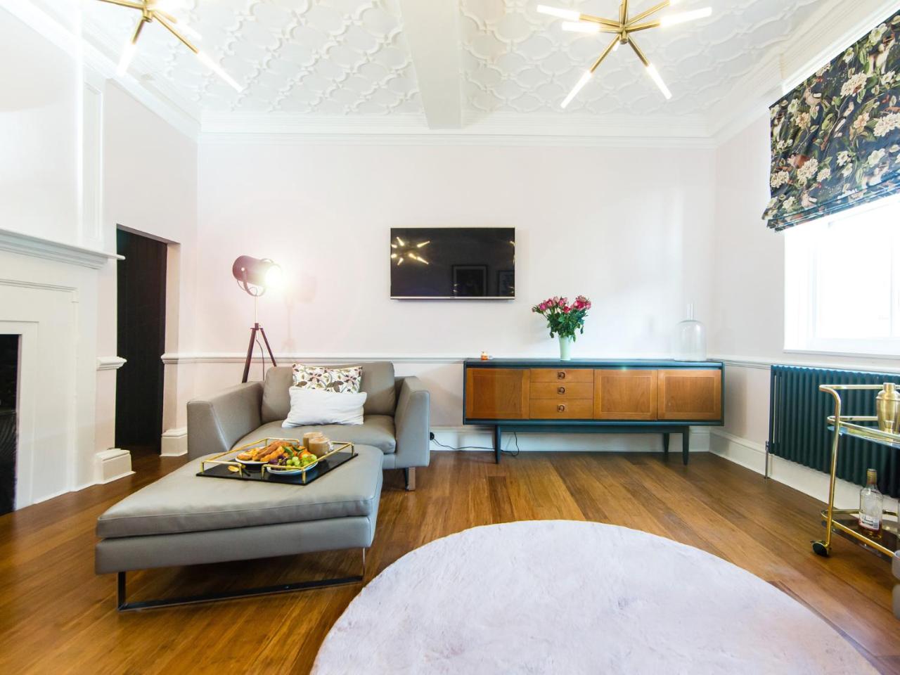 Luxury Travel Emporium YO1 - Exquisite 400 Year Old, City Centre Townhouse — photo 5