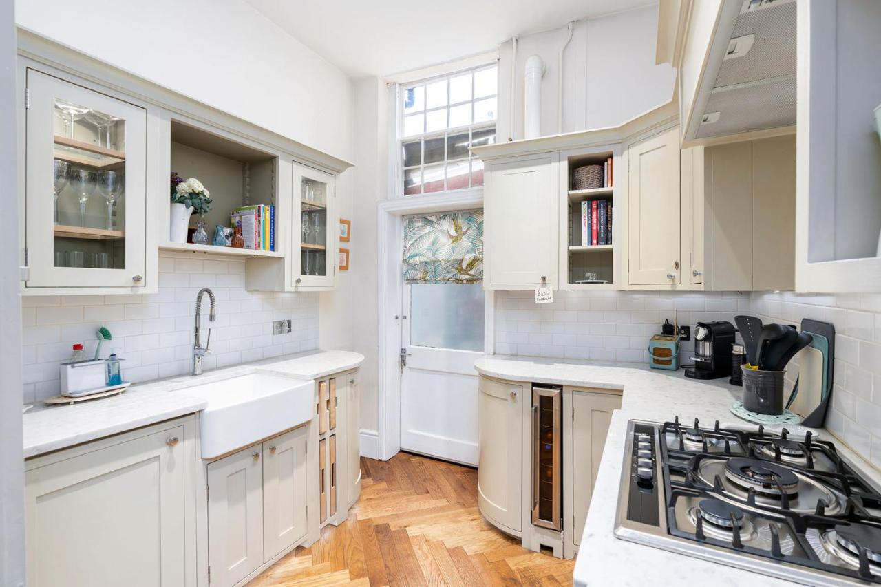 Luxury Victorian Town House - with parking. — photo 4