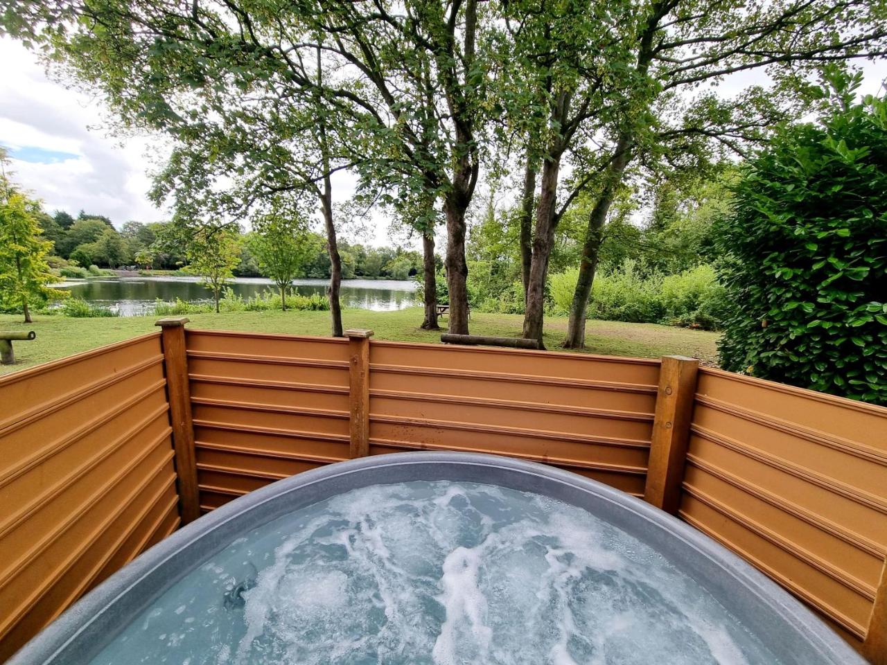Maple Lodge 11 Hot Tub & Sauna, York, Yorkshire