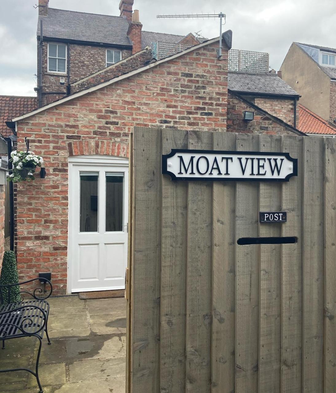 Moat View FREE PARKING, CENTRAL, EV PLUG — photo 4