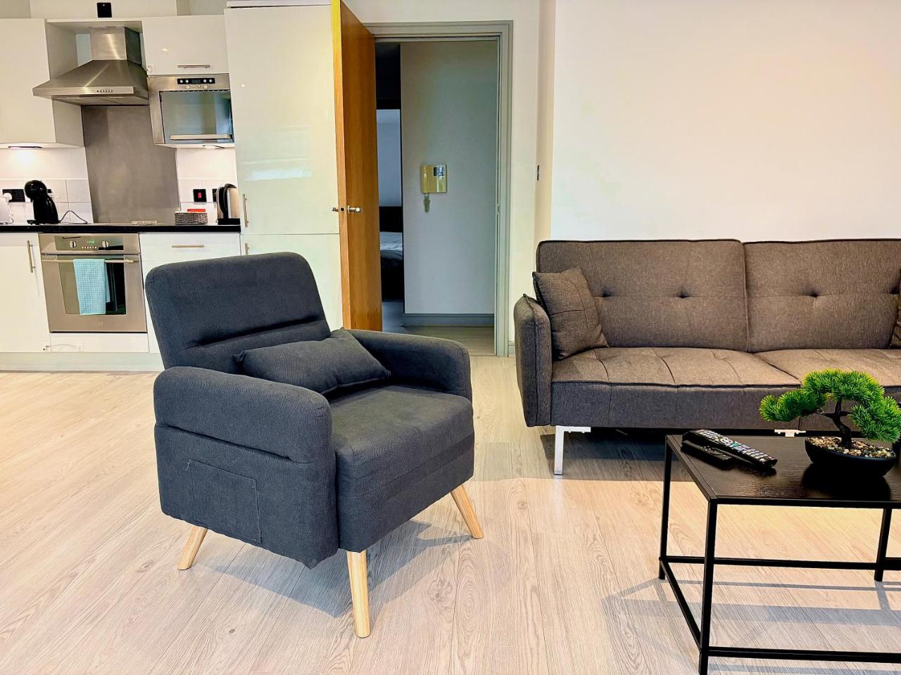 Modern 2-Bed Apartment in York City Centre - Walk to Christmas Market and Top Attractions — photo 4