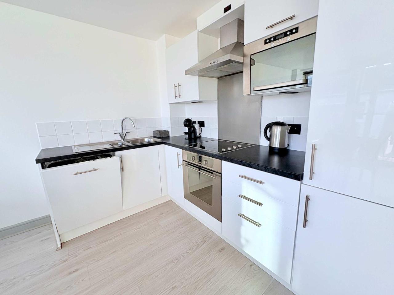 Modern 2-Bed Apartment in York City Centre - Walk to Christmas Market and Top Attractions — photo 5