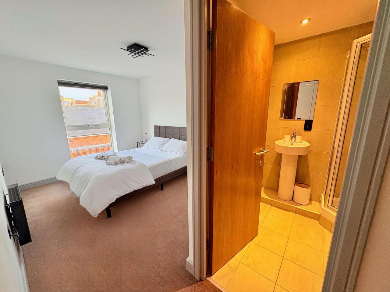 Modern 2-Bed Apartment in York City Centre - Walk to Christmas Market and Top Attractions — photo 8