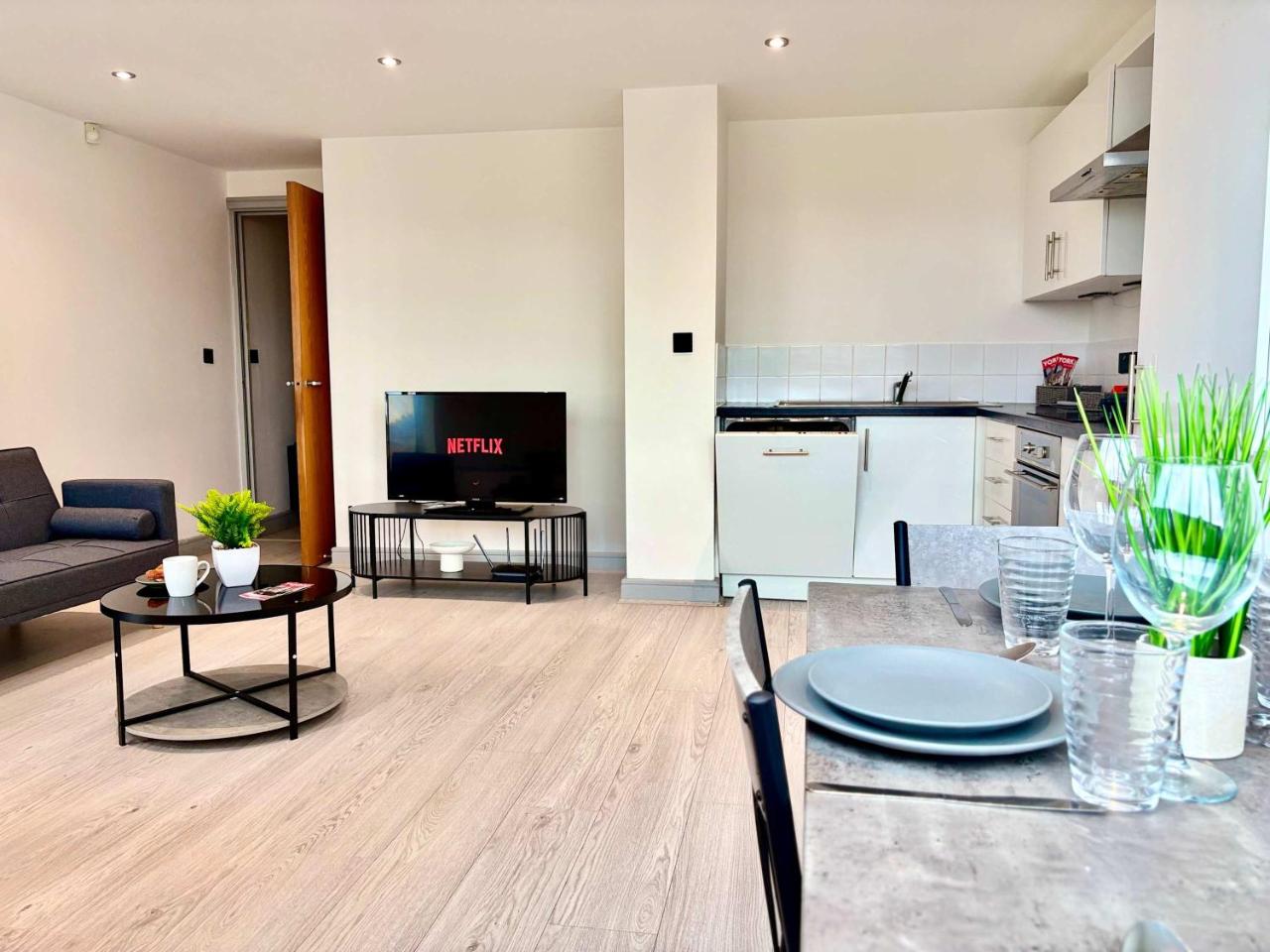 Modern 2-Bed Flat in York City Centre - Steps from Christmas Market — photo 2