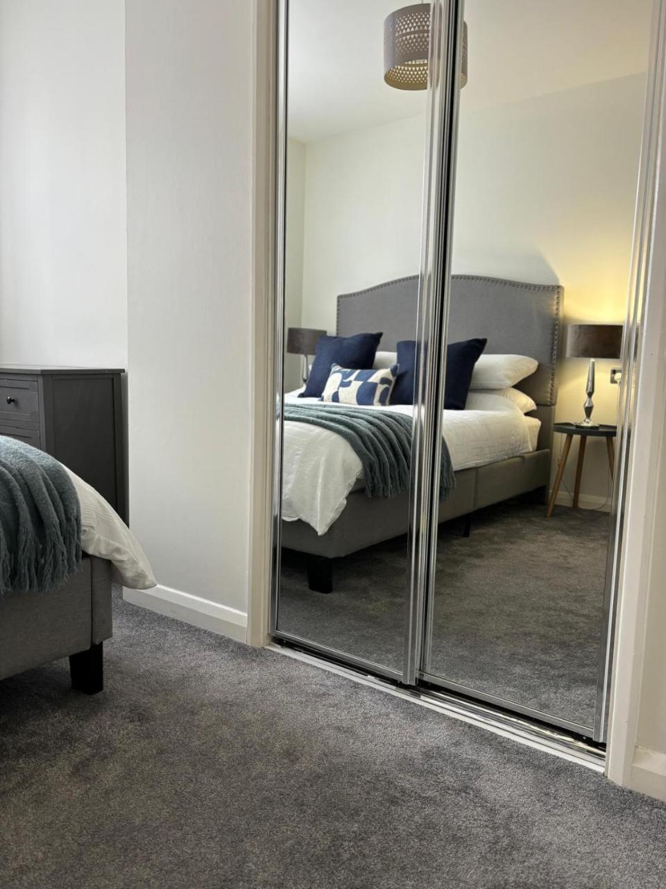 Modern 2 bed Flat & parking - York Centre — photo 5