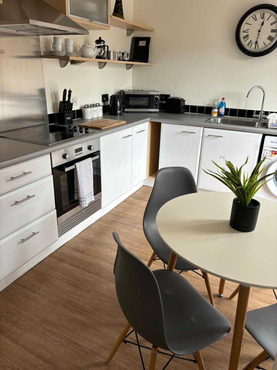 Modern 2 bed Flat & parking - York Centre — photo 6