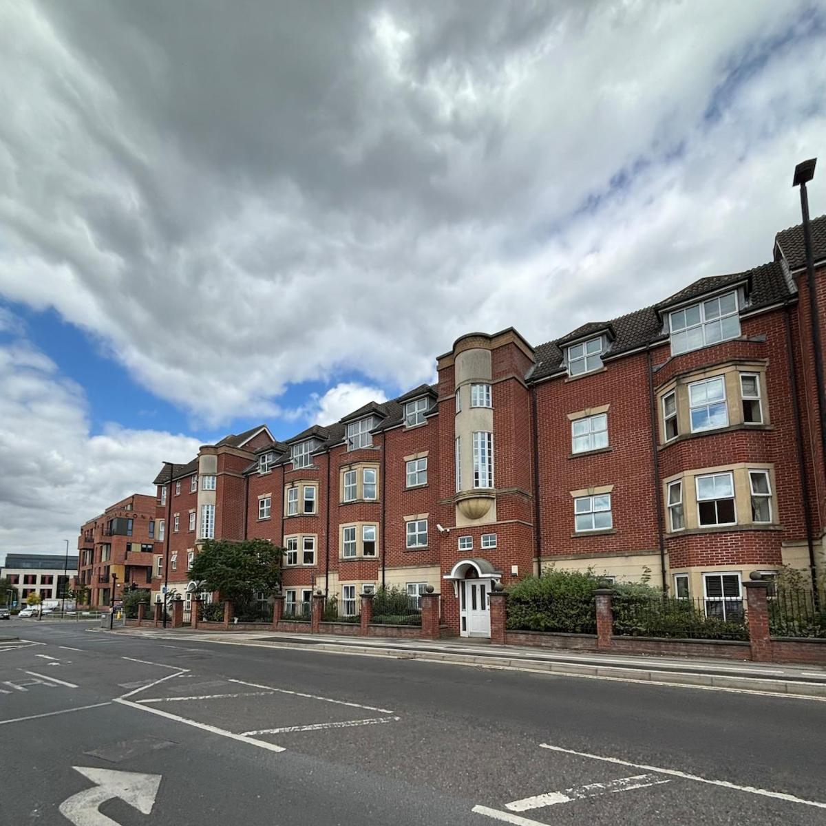 Modern 2 bed Flat & parking - York Centre — photo 7