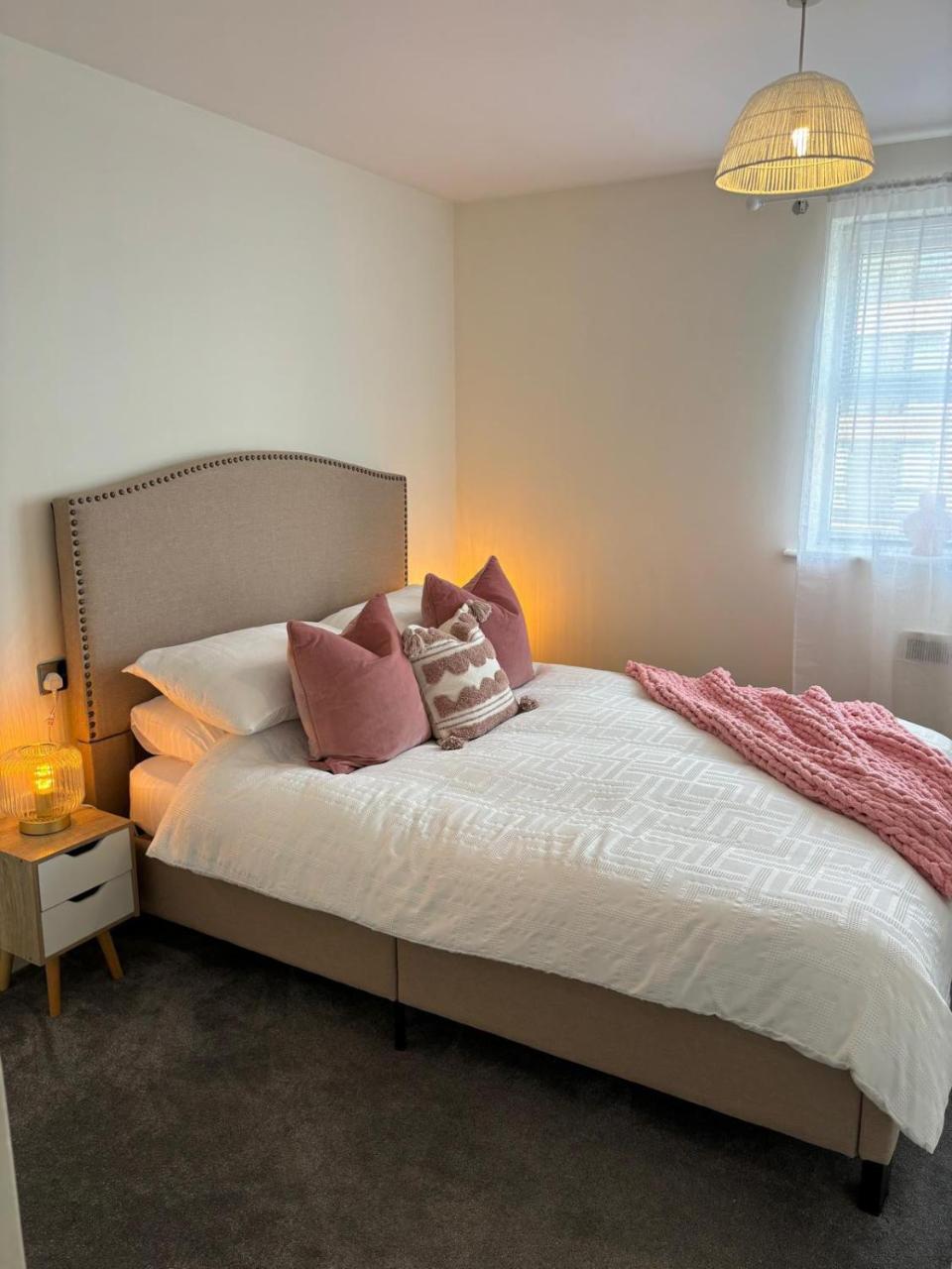 Modern 2 bed Flat & parking - York Centre — photo 8