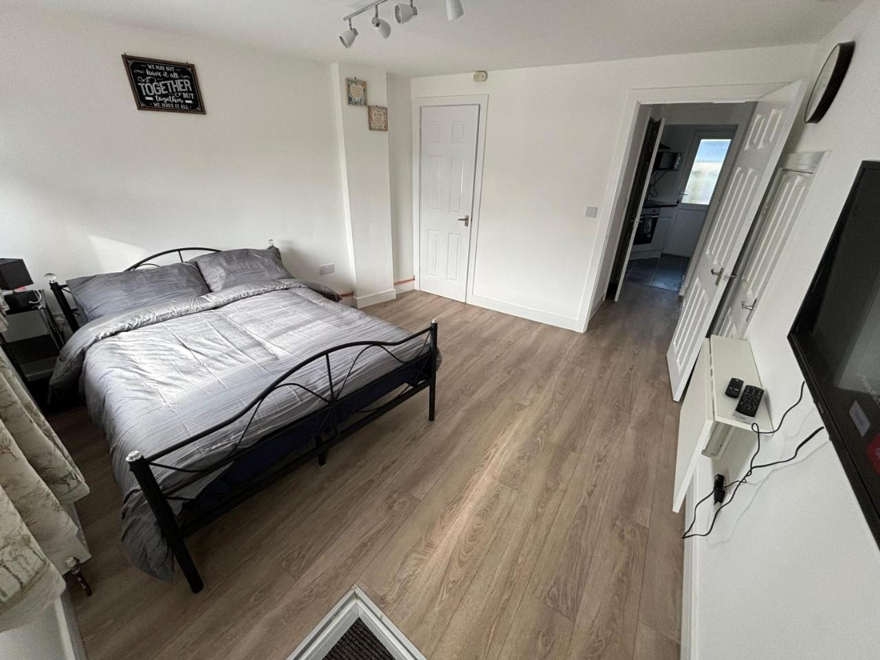 Modern & Cozy Gem - 10min to City Center - Parking — photo 8
