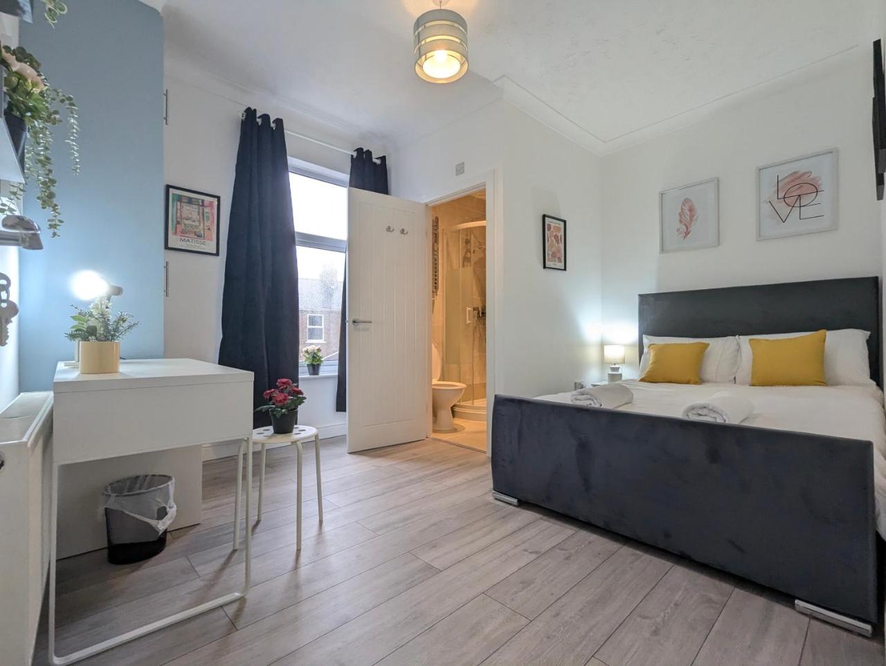 Modern Double Room w Private Bath & Free Parking — photo 2