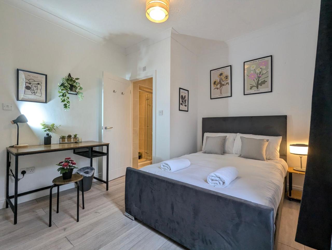Modern Double Room w Private Bath & Free Parking — photo 3