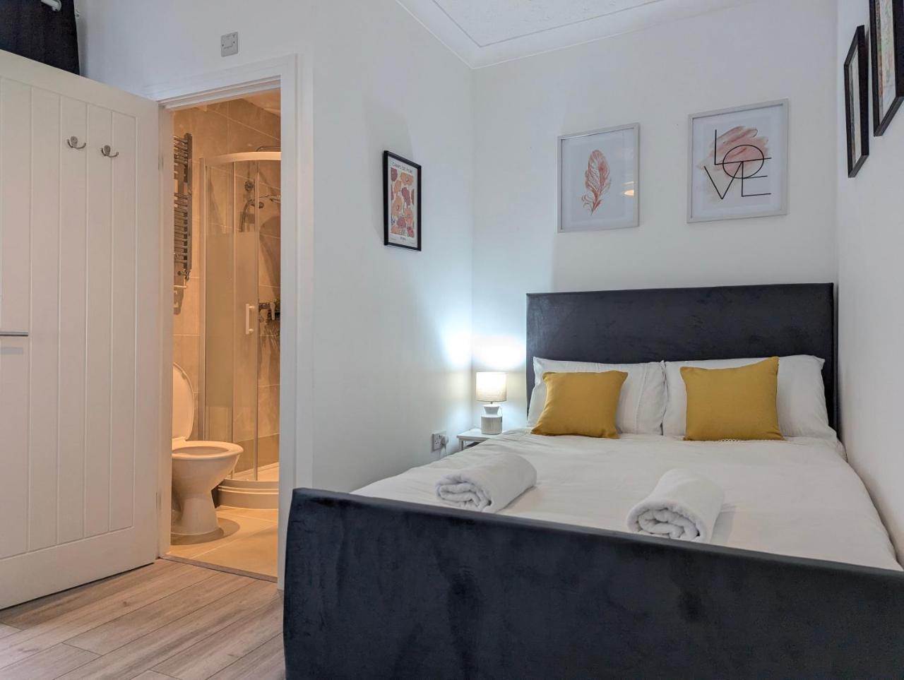 Modern Double Room w Private Bath & Free Parking — photo 6
