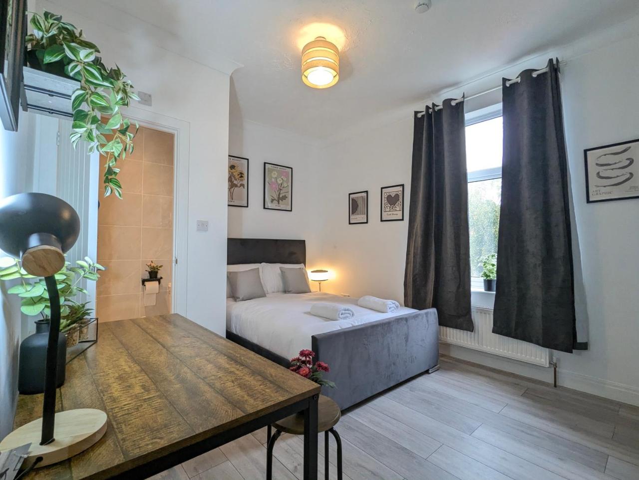 Modern Double Room w Private Bath & Free Parking — photo 7