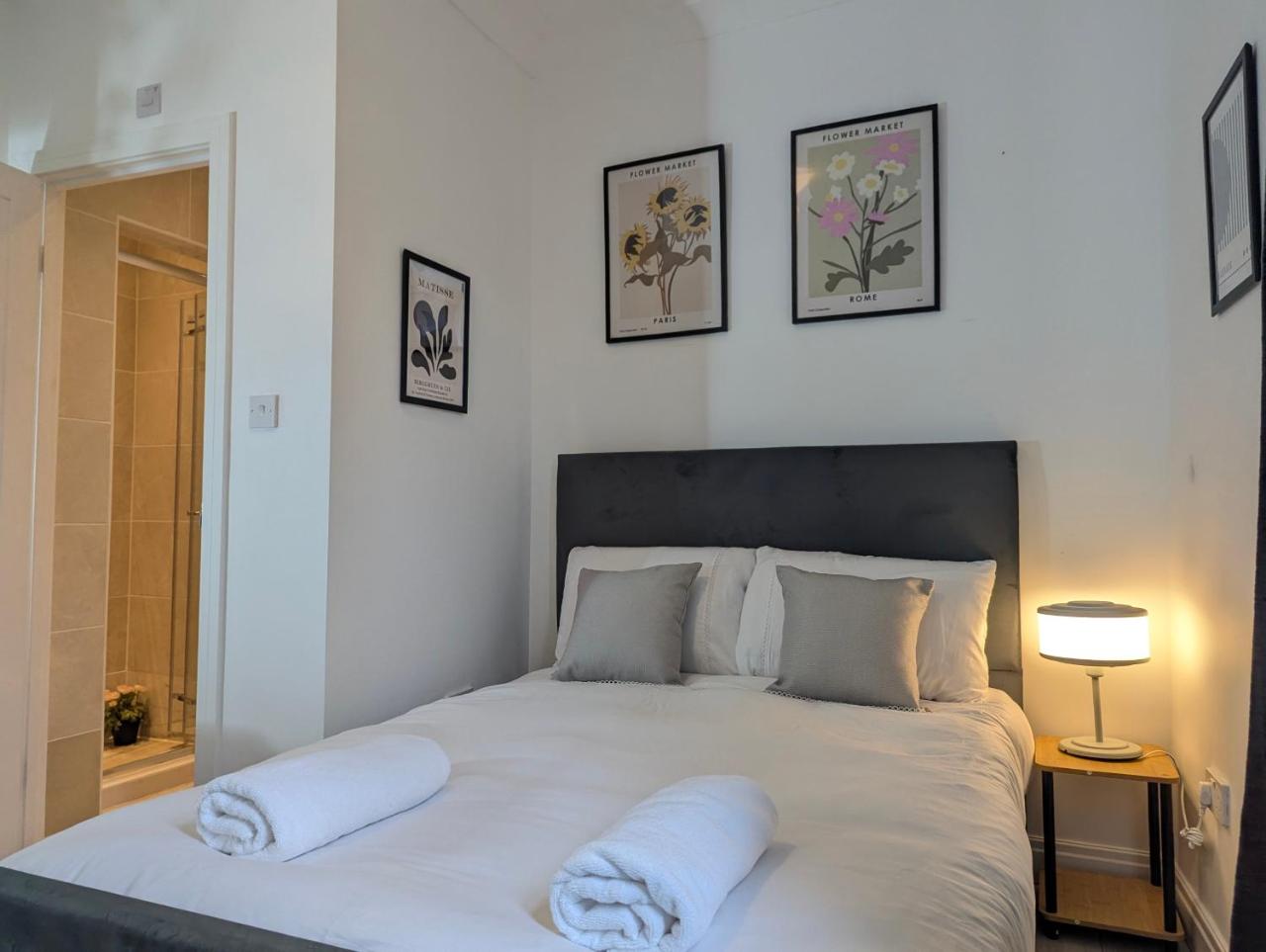 Modern Double Room w Private Bath & Free Parking — photo 8