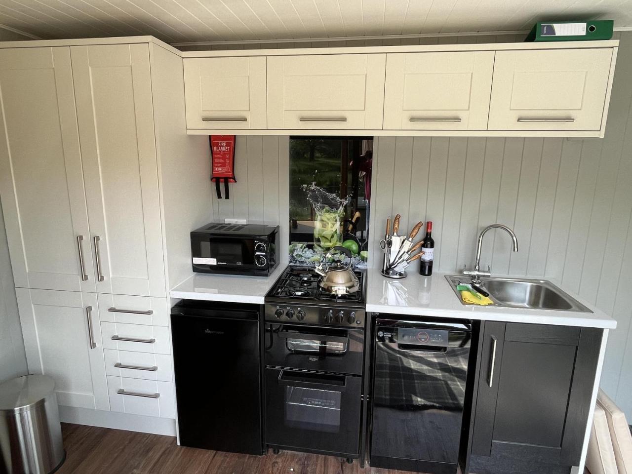 Oak Boutique Lodge includes hot tub air con & dog — photo 3