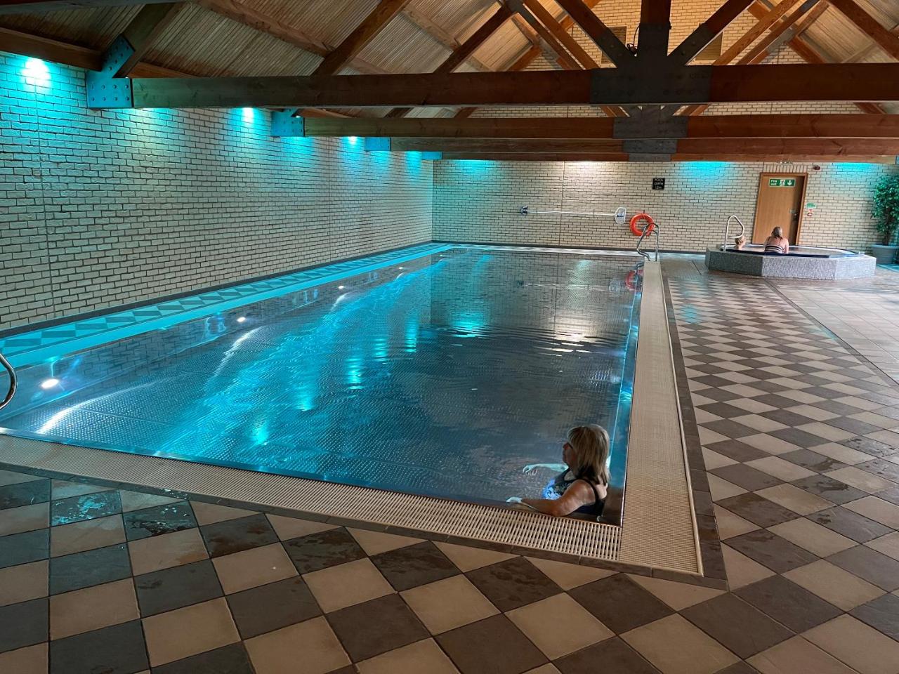 Oak Boutique Lodge includes hot tub air con & dog — photo 6