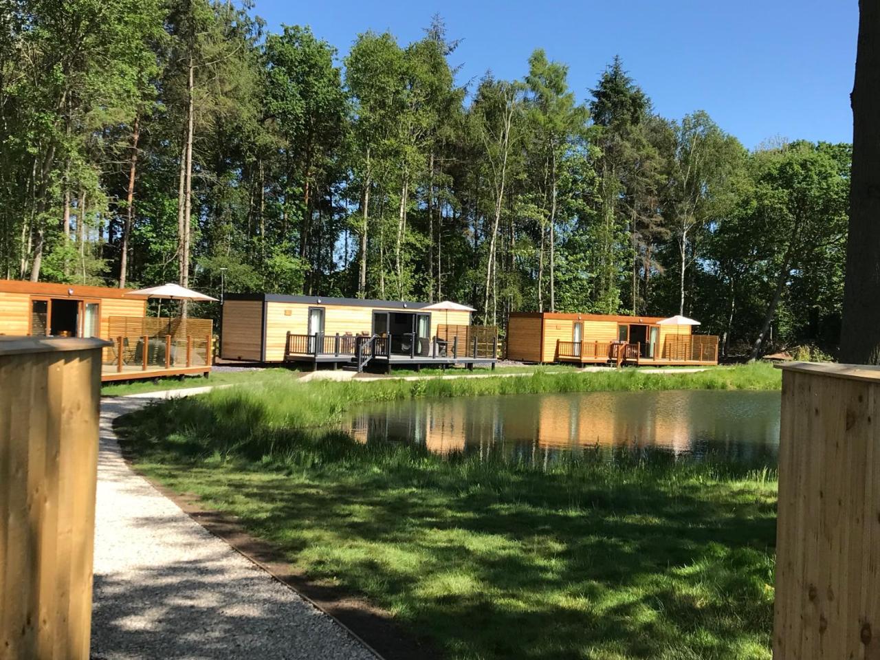 Oak Boutique Lodge includes hot tub air con & dog — photo 8