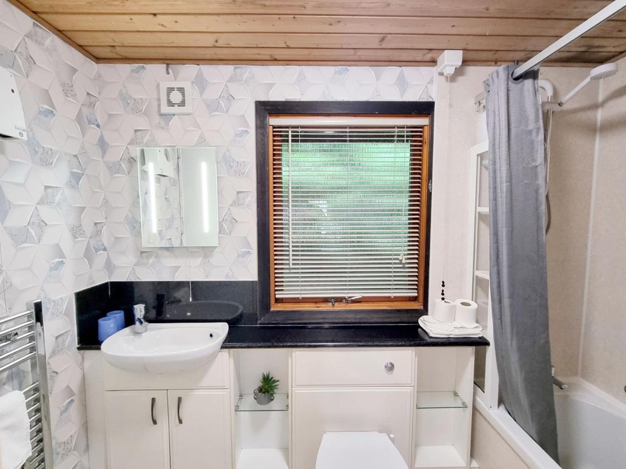 Oak Lodge 8 Hot Tub — photo 3