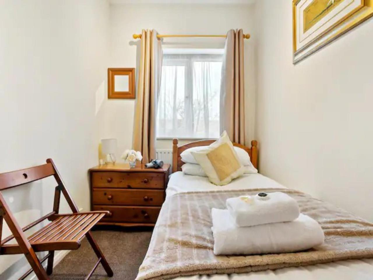 Pass the Keys 55 Heworth Village Wonderfully Cosy Family Home in York — photo 2
