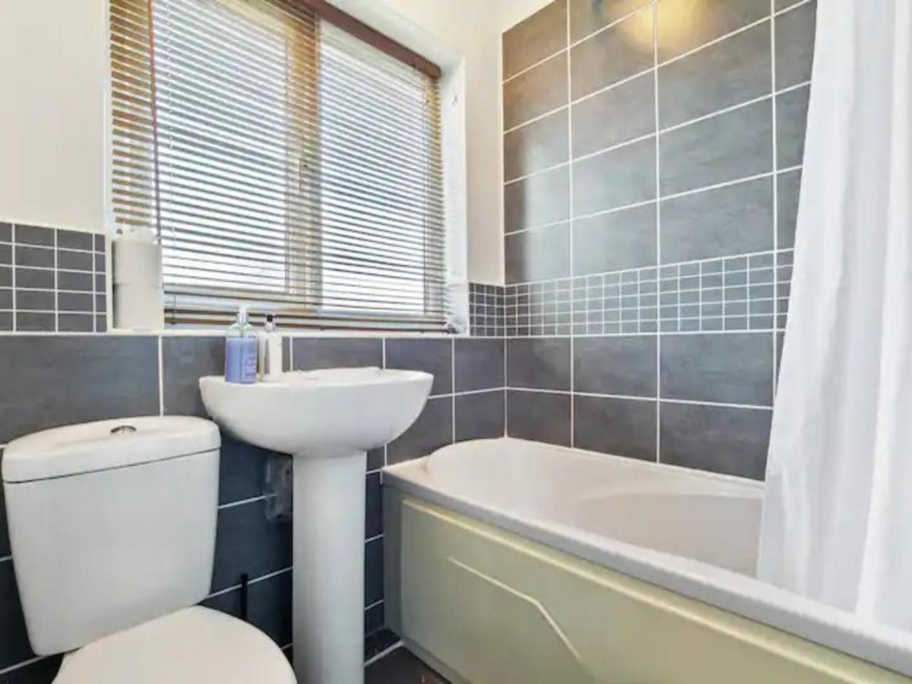 Pass the Keys 55 Heworth Village Wonderfully Cosy Family Home in York — photo 3