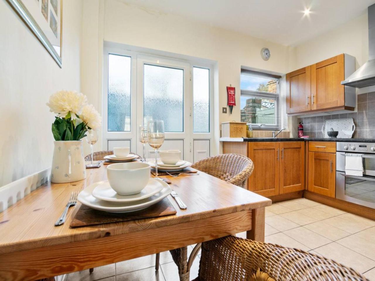 Pass the Keys 55 Heworth Village Wonderfully Cosy Family Home in York — photo 4