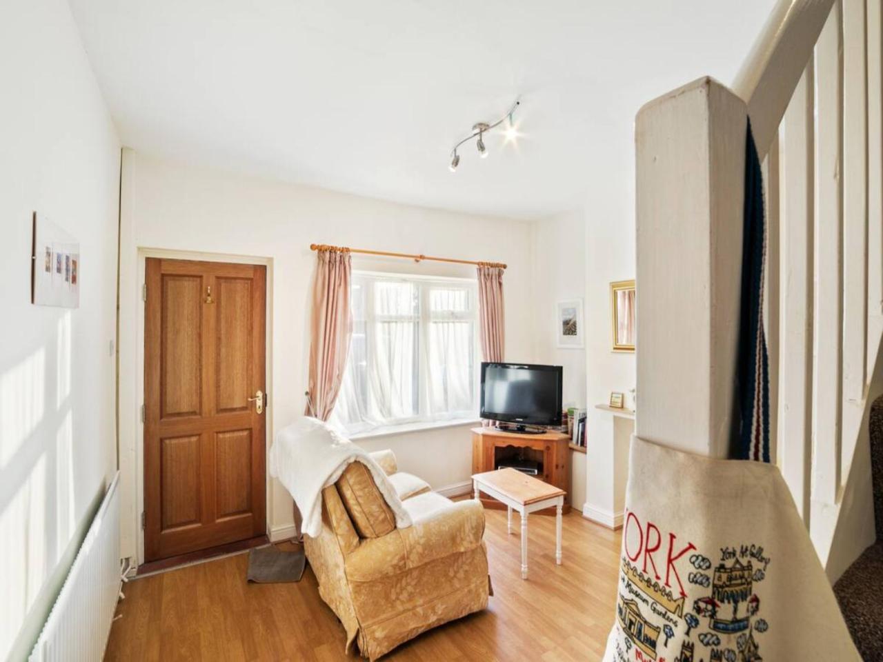 Pass the Keys 55 Heworth Village Wonderfully Cosy Family Home in York — photo 5