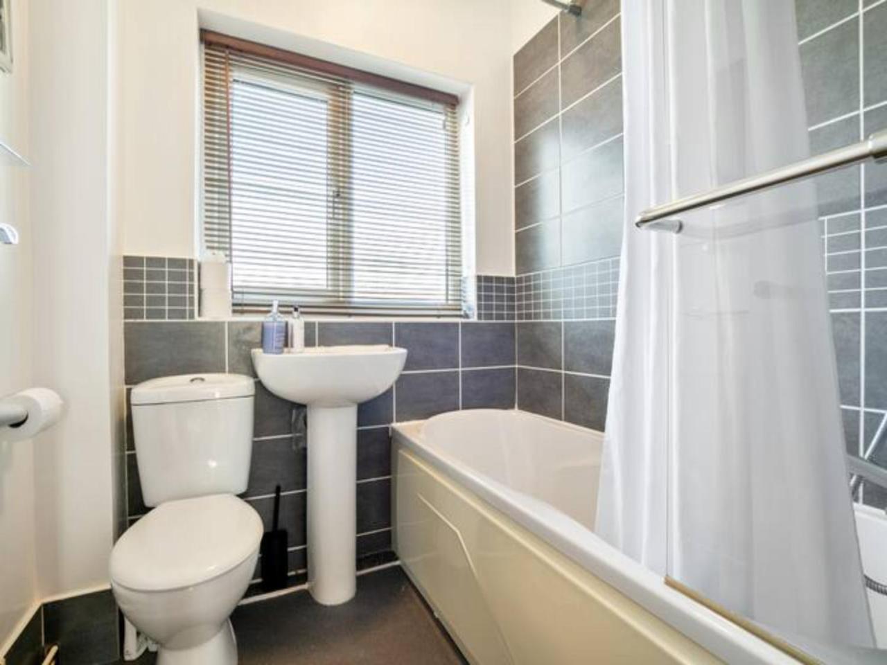 Pass the Keys 55 Heworth Village Wonderfully Cosy Family Home in York — photo 8