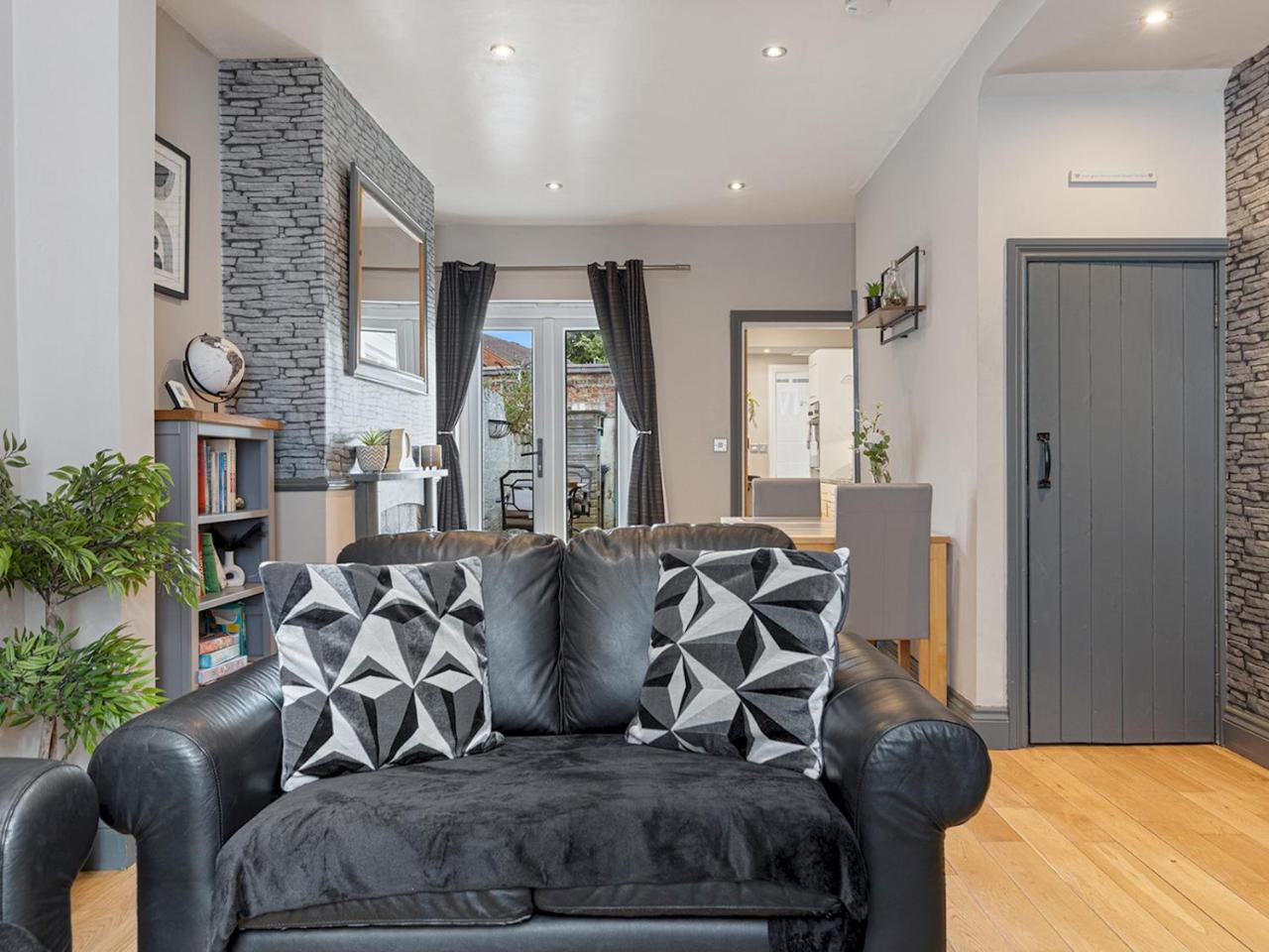 Pass the Keys Beautifully Cosy 2-bed Home in York — photo 6