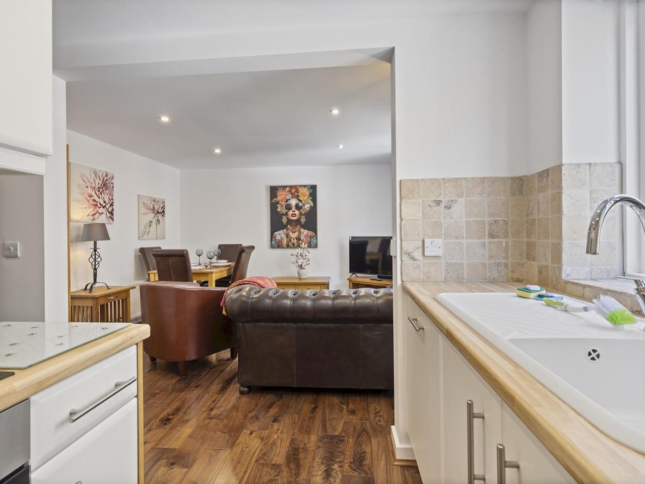 Pass the Keys Tannery Mews - Stunning Central 2-Bed with Parking — photo 3