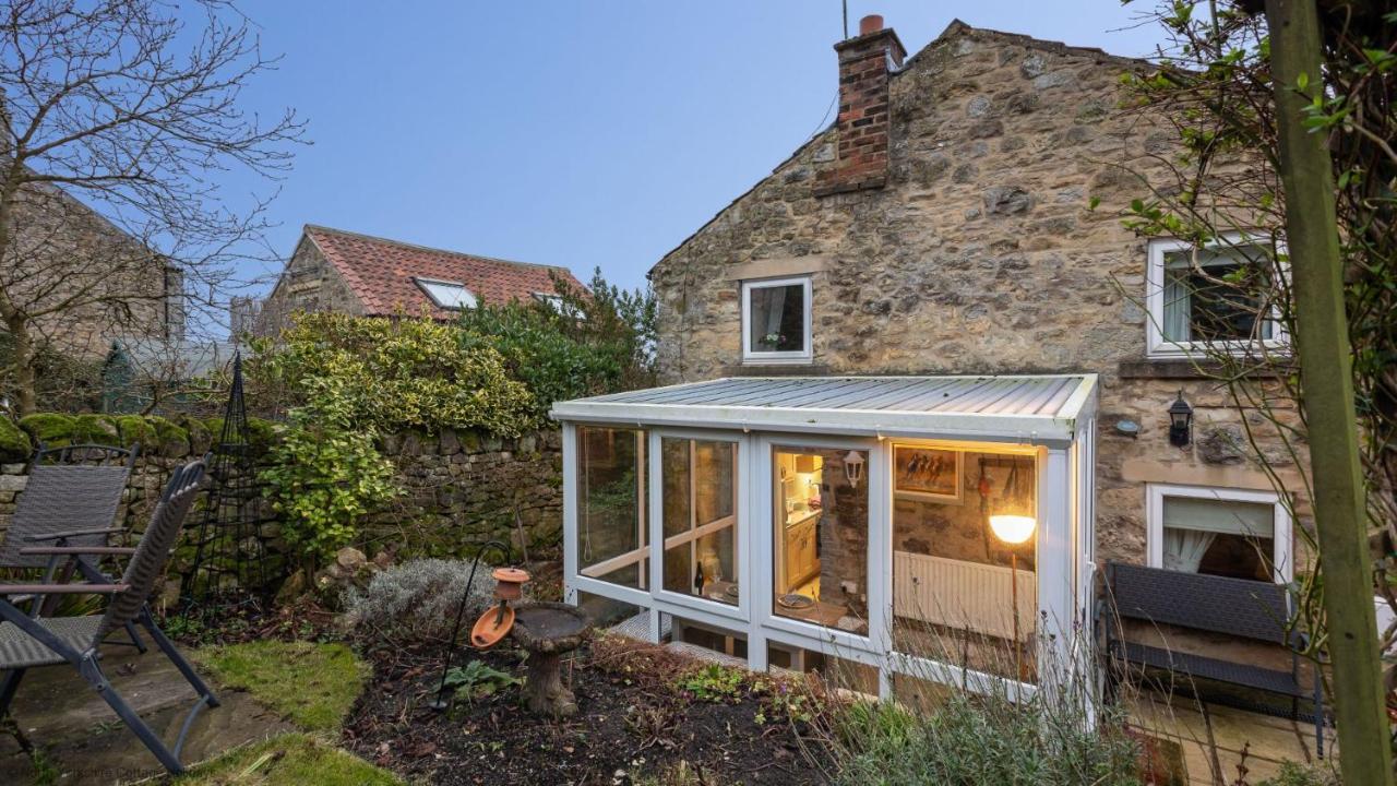 Picturesque Stone Cottage in the Heart of North Yorkshire Village - Hideaway Cottage — photo 2