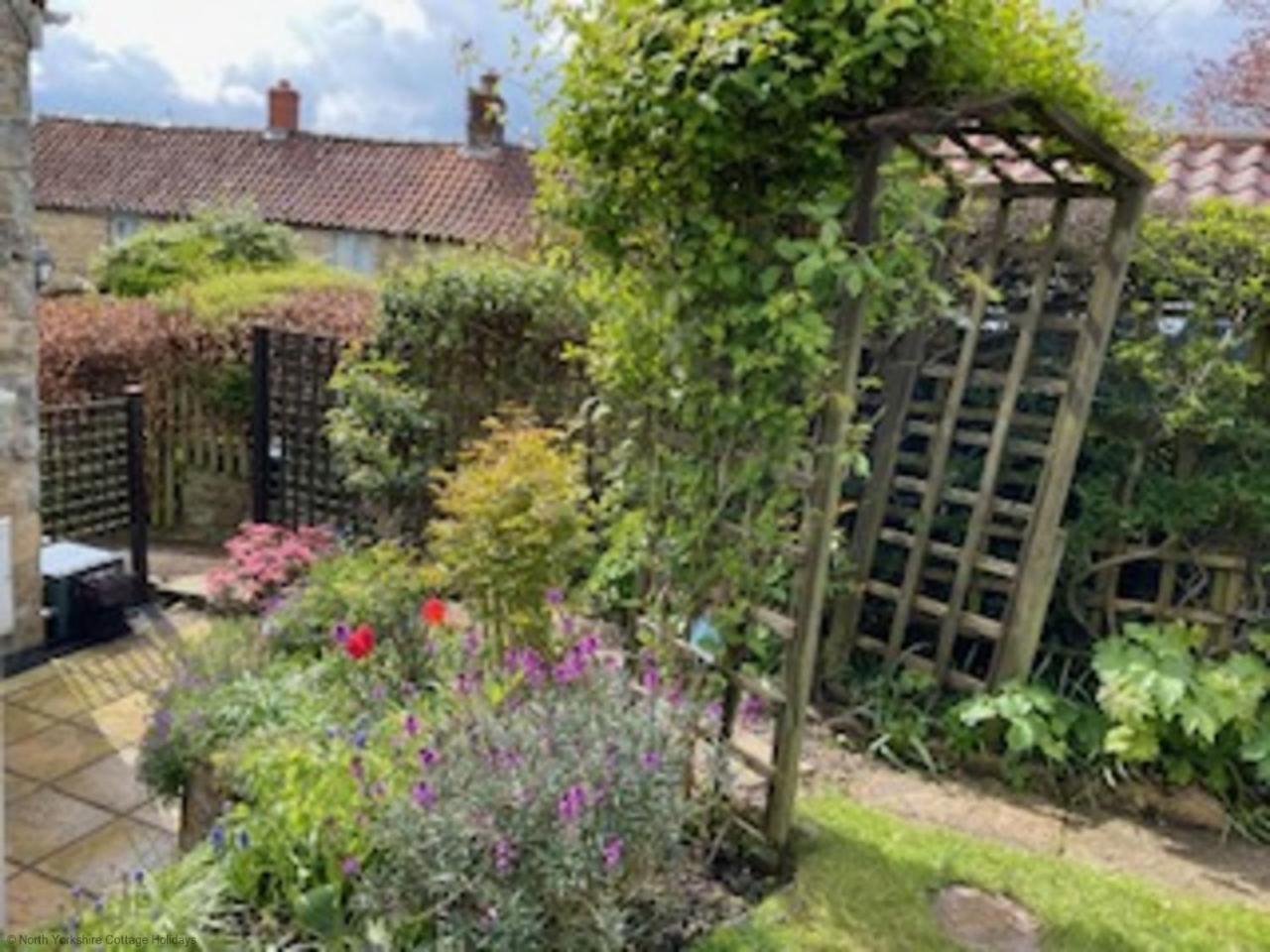 Picturesque Stone Cottage in the Heart of North Yorkshire Village - Hideaway Cottage — photo 4