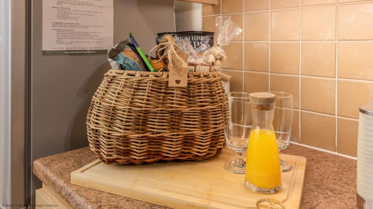 Picturesque Stone Cottage in the Heart of North Yorkshire Village - Hideaway Cottage — photo 6