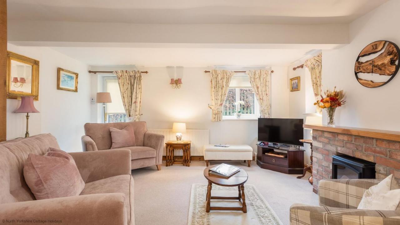 Picturesque Stone Cottage in the Heart of North Yorkshire Village - Hideaway Cottage — photo 8