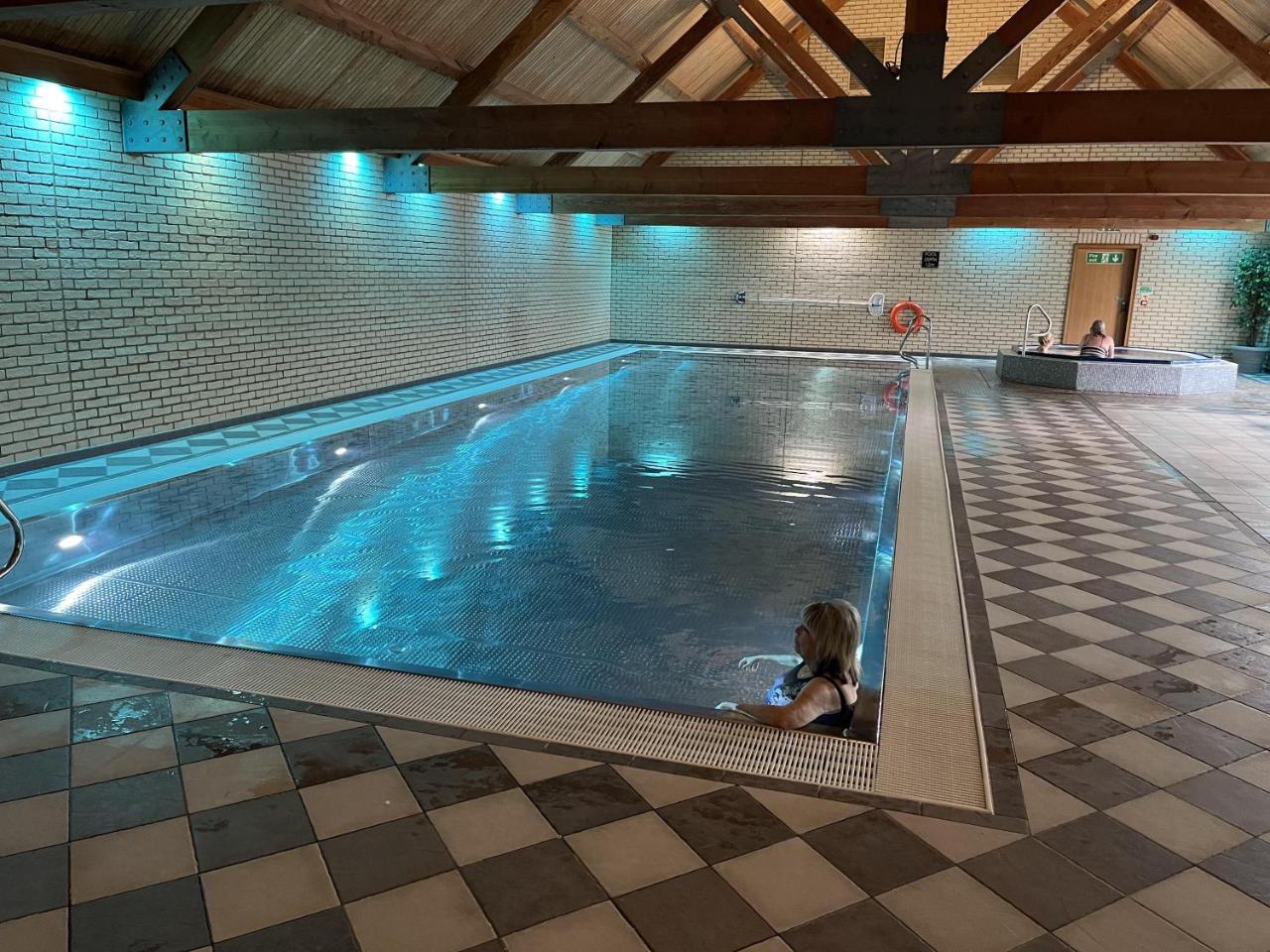 Pine Boutique Lodge with hot tub for couples & dog — photo 3