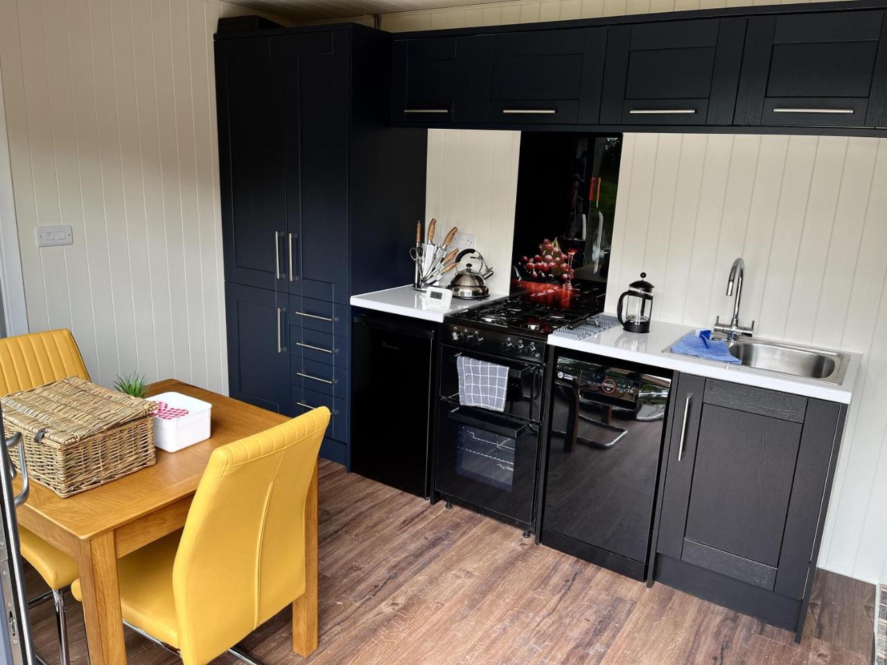 Pine Boutique Lodge with hot tub for couples & dog — photo 4