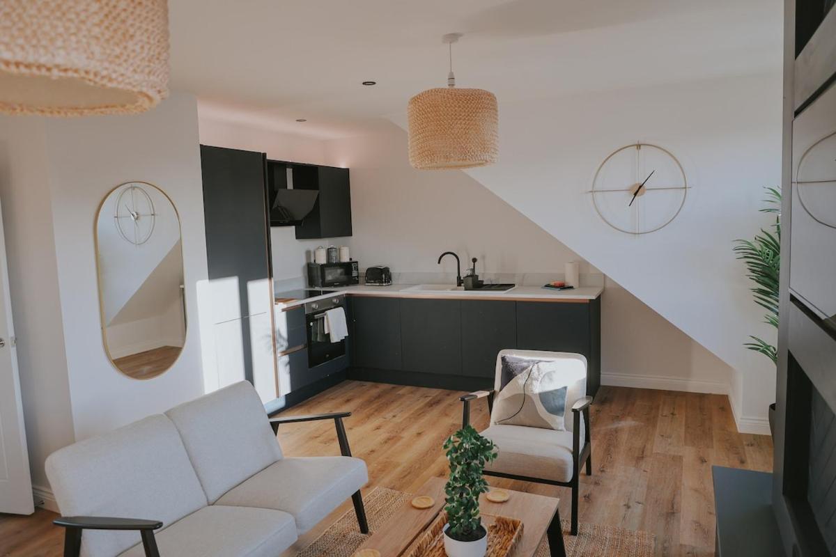 Spacious Second Floor Apartment, Fourth Avenue — photo 4