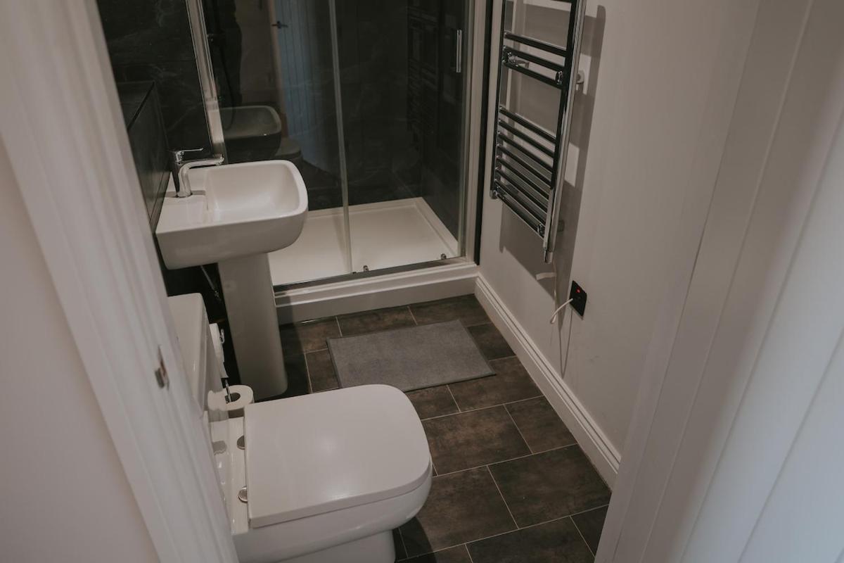 Spacious Second Floor Apartment, Fourth Avenue — photo 7